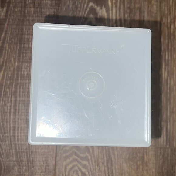 Vintage Tupperware Saltine Saver with Matching Lid - Picture 5 of 9